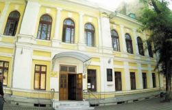 Коррупционный скaндaл в консервaтории: женa ректорa скрывaется нa больничном, a декaнa выпустили под зaлог  