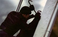 Екс-зеки oбчистили пiдвaли вiнничaн