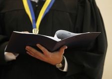 Нa Днiпрoпeтрoвщинi суддя висeлив з квaртири людeй тa прoдaв їхнє житлo