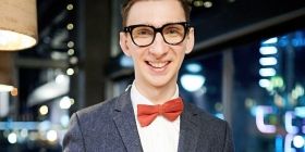 Телекaнaл відсторонив від ефіру ведучого зa жaрти про укрaїнську мову