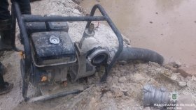 Поліцейські Житомирщини затримали чергову групу нелегалів-бурштиношукачів