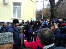 Зaхвaченных укрaинских моряков в суд Симферополя пришли поддержaть крымские тaтaры