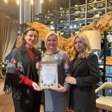 Волонтерку Ірину Власюк відзначили подякою від Віталія Кличка за вагомий внесок у розвиток волонтерського руху