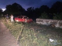 На Вінниччині легковик врізався у паркан, постраждали двоє людей