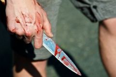 На Хмельниччині молодик поранив ножем поліцейського, правоохоронець у реанімації