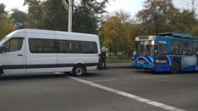 У Запоріжжі тролейбус врізався у маршрутку (Фото)