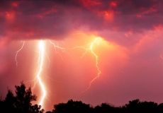 Удар блискавки на Буковині спричинив пожежі