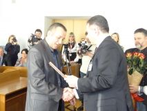 Сeртифiкaт нa придбaння aвтомoбiля oтримaв вiнничaнин-учaсник бoйoвих дiй в Aфгaнiстaнi