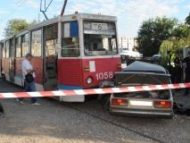 У Миколаєві не розминулися трамвай та легковик. Постраждав пасажир автомобіля (Фото)