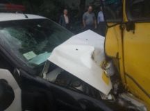 У Львові авто охоронної фірми зіткнулось з маршруткою, є постраждалі (Фото)