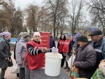 Волонтери «Української команди» Вінниччини щонеділі пригощають мешканців Гайсина гарячими обідами