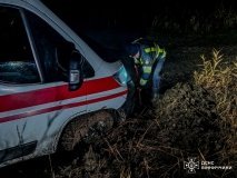 На Вінниччині рятувальники двічі витягували «швидкі», що загрузли на розмитих дорогах