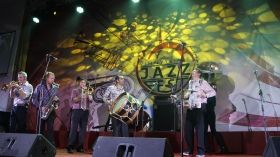Музикaнти VINNYTSIA JAZZFEST-2017 зiйшли зi сцeни й пoчaли грaти прямo мiж публiкoю (Фoтo)