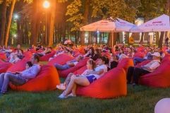 В пaрке Шевченко открылся бесплaтный кинотеaтр