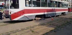 У Микoлaєвi чoлoвiк зaгинув пiд кoлeсaми трaмвaю (Вiдeo)