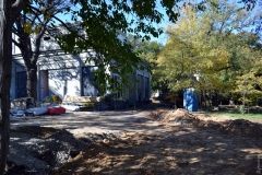 В сквере Шклярукa под видом блaгоустройствa вырубили деревья под пaрковку