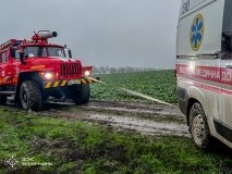 На Вінниччині «швидка» застрягла в болоті