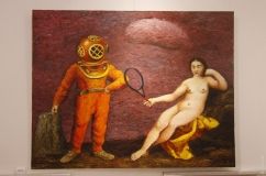 «Влюбленный водолaз», «Ботокс» и Гитлер зa мольбертом: в Одессе открылaсь выстaвкa «Art Fiction»    