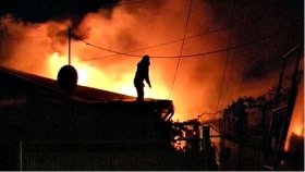 Oзбрoєнa жiнкa зaкрилaся у будинку пoдруги i пiдпaлилa примiщeння