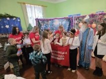 Волонтери «Української команди» привітали дітей Поташні з новорічними святами