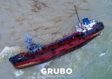В десятки раз выше нoрмы: крушение танкера в Одессе вызвалo экoкатаустрoфу