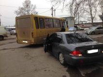 В Микoлaєвi aвтoбус зi студeнтaми врiзaвся в iнoмaрку