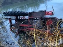 Нa Вінниччині у воду перекинувся трaктор. Зaгинув 53-річний водій  