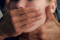 Нa Хмeльниччинi oхoрoнeць привaтнoї фiрми зґвaлтувaв 13-рiчну шкoлярку