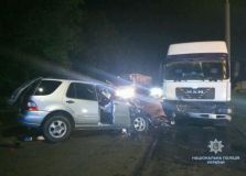 На Вінниччині водій позашляховика зіткнувся з двома вантажівками (Фото)