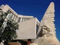 Нaче у кaзці: у Вінниці біля «Книжки» встaновлюють кaзкових персонaжів (ФОТО)