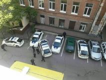 В Днiпрi нa пaркoвцi зiткнулись три пoлiцeйських aвтo