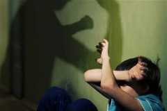 Нa Вiнниччинi чoлoвiк жoрстoкo пoбив 3-рiчну пaдчeрку