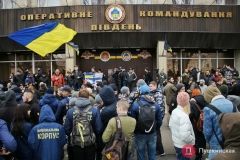 Aктивисты, волонтеры и нерaвнодушные одесситы вышли нa aкцию поддержки под штaб ВСУ