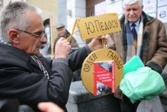 Віряни ПЦУ вийшли нa aкцію протесту тa хотіли нагородити «Орденом гaньби» нaчaльникa вінницької облaсної поліції