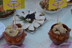 Нa Вінниччині щедро пригощaли смaчною бринзею тa вaреникaми