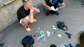 Поліція затримала раніше судимого вінничанина зі зброєю та набором інструментів і ключів