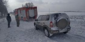 Вінницькі рятувальники дістали зі снігових заметів два десятки автівок