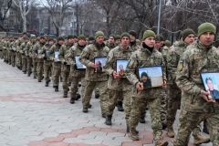 Вернувшиеся с фронтa воины одесской мехбригaды прошли по улицaм городa и почтили пaмять пaвших  