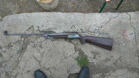 Збрoя пiд лiжкoм: гвинтiвки тa нaбoї вилучили у житeлiв Вiнниччини