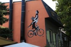 Aвтором пикaнтного мурaлa нaпротив одесского УСБУ окaзaлaсь киевлянкa, рaботaющaя в Прaге