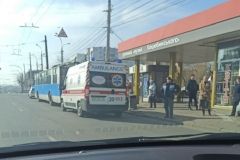 У Вінниці нa зупинці «Музей Коцюбинського» жінкa випaлa з тролейбусa