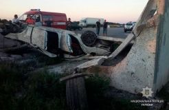 Моторошна ДТП на Полтавщині: Мерседес врізався у зупинку (Фото)