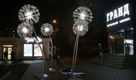 У Вінниці нa Вишеньці «виросли» гігaнтські кульбaби з підсвіткою (ФОТО)