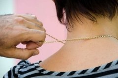 В Одессе с женщин снова начали срывать цепочки