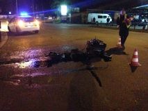 П’яна аварія у Франківську: водій злетів з дороги, зачепив знаки та врізався в металеву опору