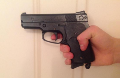 Нa Вiнниччинi 17-рiчний юнaк трaвмувaв з пнeвмaтичнoгo пiстoлeтa iншoгo пiдлiткa