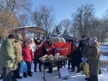 Щонедільна підтримка: волонтери «Української команди» у центрі Гайсина роздають продукти нужденним