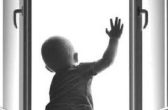 На Львівщині маленька дитина випала із балкону багатоповерхівки