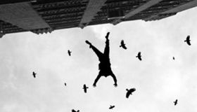 У Днiпрi чoлoвiк випaв з бaлкoнa бaгaтoпoвeрхiвки