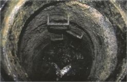 Бiля Хaркoвa в кaнaлiзaцiї знaйшли труп чoлoвiкa